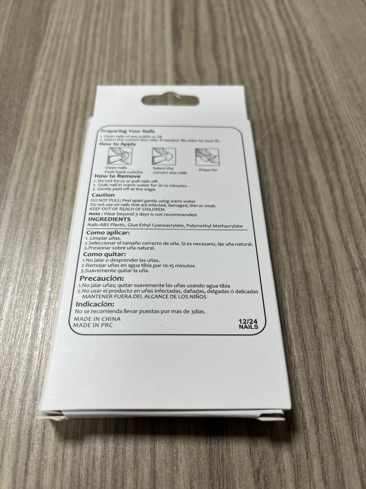 Beyaz ve Altın Detaylı Tırnak Süsleri - Görsel 2