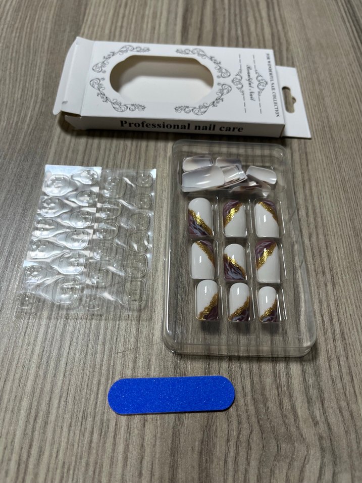 Beyaz ve Altın Detaylı Tırnak Süsleri - Görsel 4