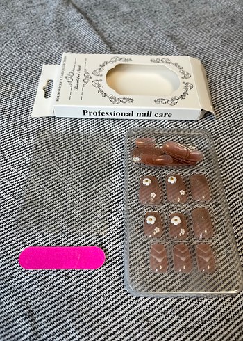 Beyaz Çiçekli Tırnak Süslemeleri - Görsel 4