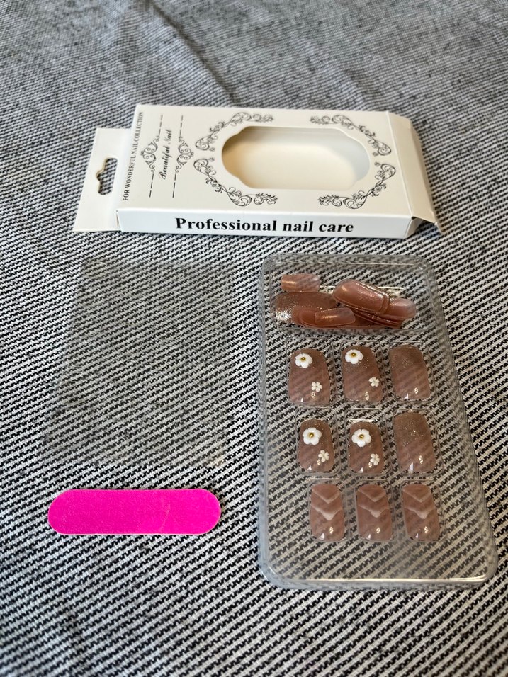 Beyaz Çiçekli Tırnak Süslemeleri - Görsel 4