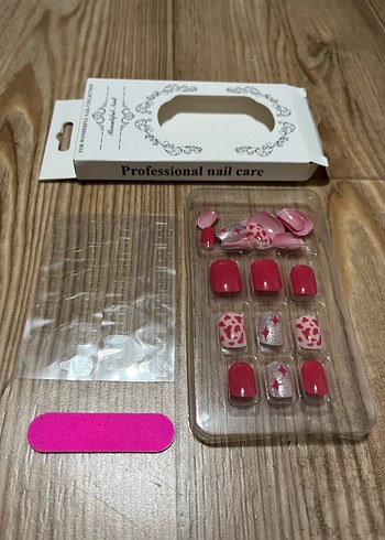 Renkli Kırmızı Tırnak Süsleri - Görsel 4