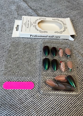 Renkli ve Karanlık Tonlarda Tırnak Süsleri - Görsel 4