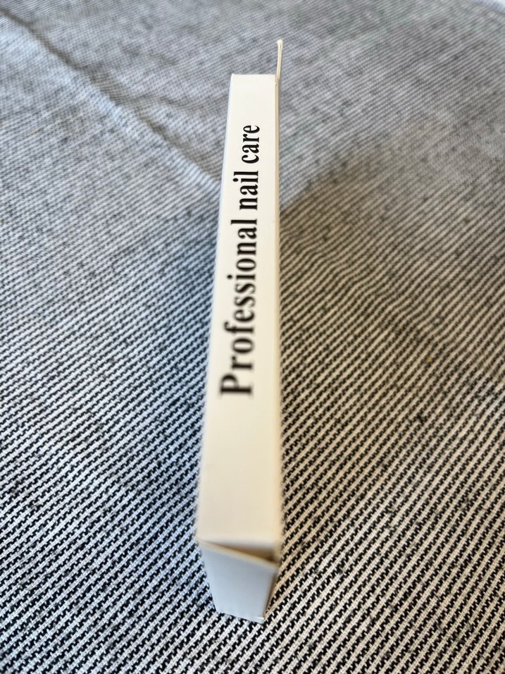 Renkli ve Karanlık Tonlarda Tırnak Süsleri - Görsel 3