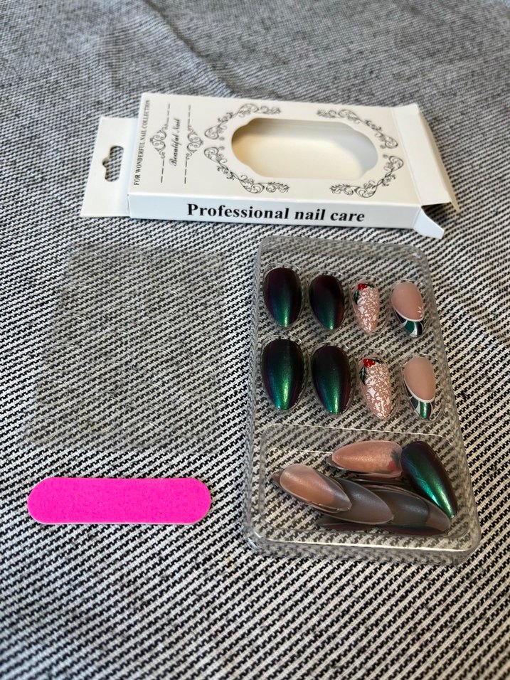 Renkli ve Karanlık Tonlarda Tırnak Süsleri - Görsel 4