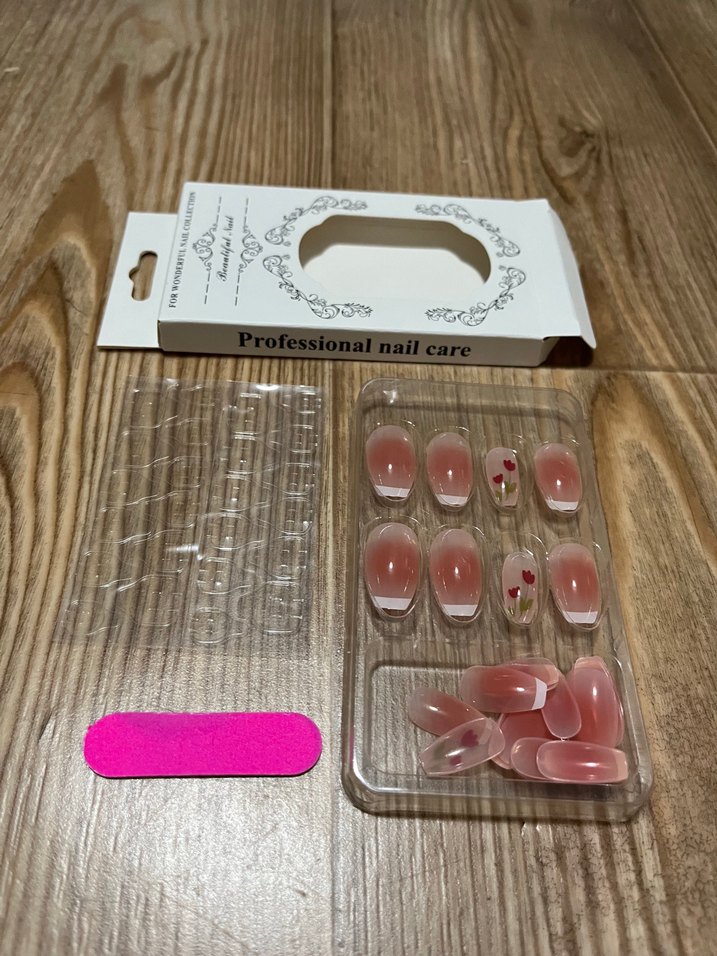 Pastel Beyaz Çiçek Desenli Takma Tırnak Seti - Görsel 4