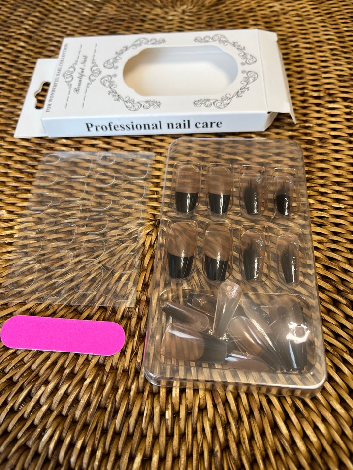 Bej ve Siyah Fransız Takma Tırnak Seti - Görsel 4