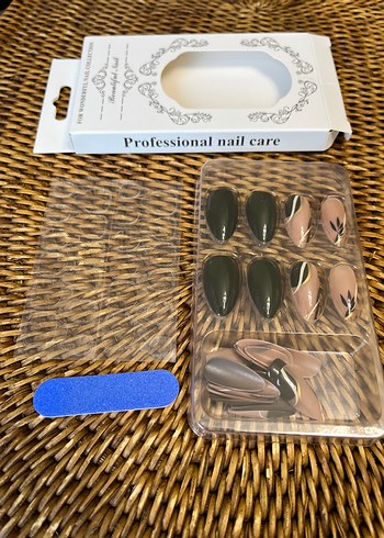 Koyu Renkli Çok Renkli Tırnak Süsleri - Görsel 4