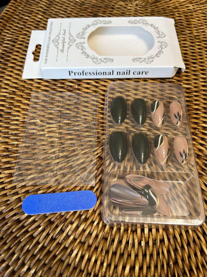 Koyu Renkli Çok Renkli Tırnak Süsleri - Görsel 4