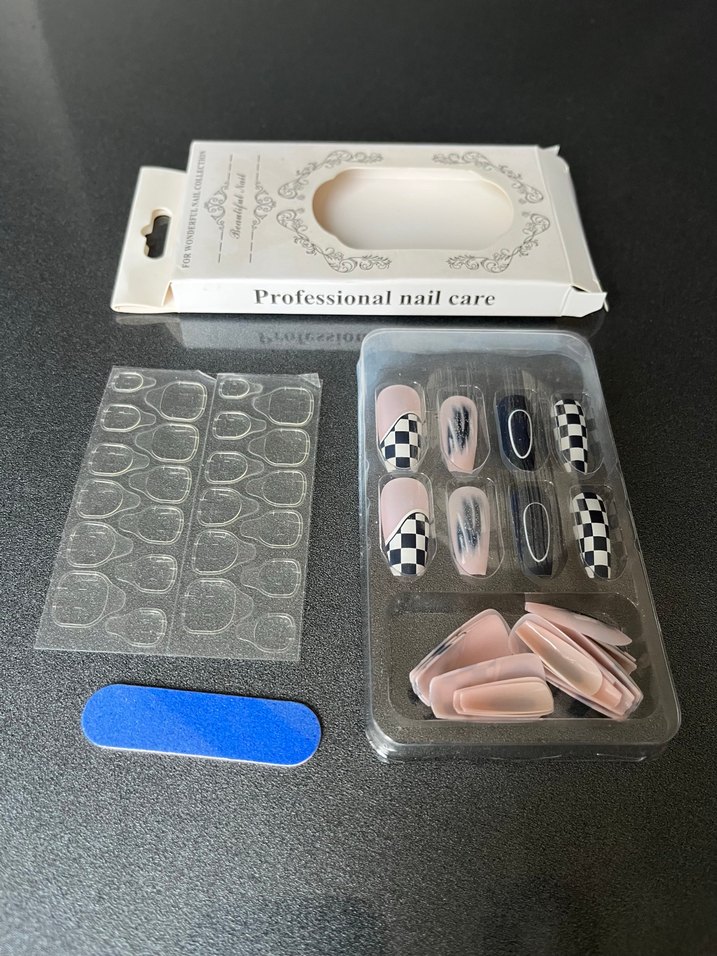 Bej ve Koyu Renkli Tırnak Süsleri - Görsel 4