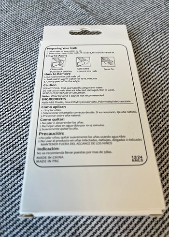 Beyaz ve renkli desenli tırnak süsleri - Görsel 2