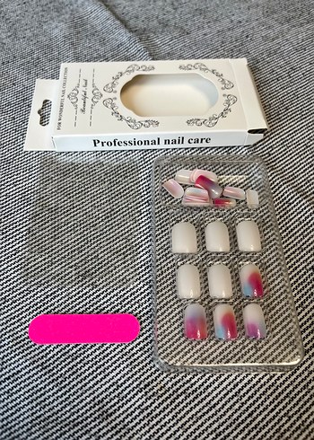 Beyaz ve renkli desenli tırnak süsleri - Görsel 4