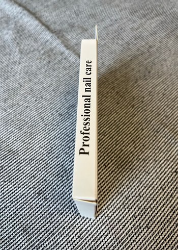 Beyaz ve renkli desenli tırnak süsleri - Görsel 3