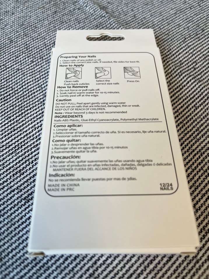 Beyaz ve renkli desenli tırnak süsleri - Görsel 2