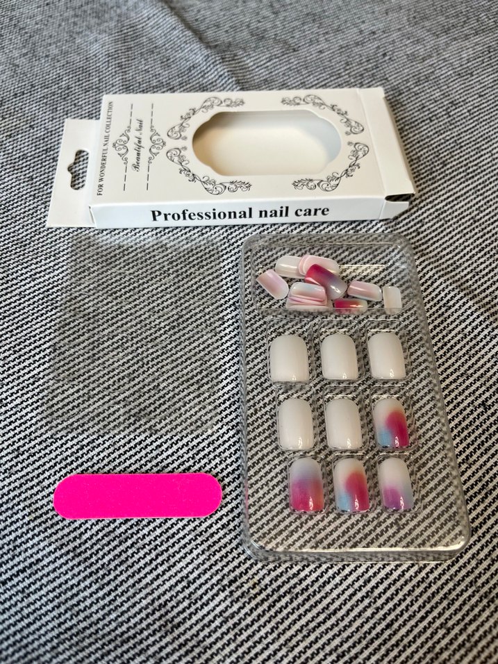 Beyaz ve renkli desenli tırnak süsleri - Görsel 4