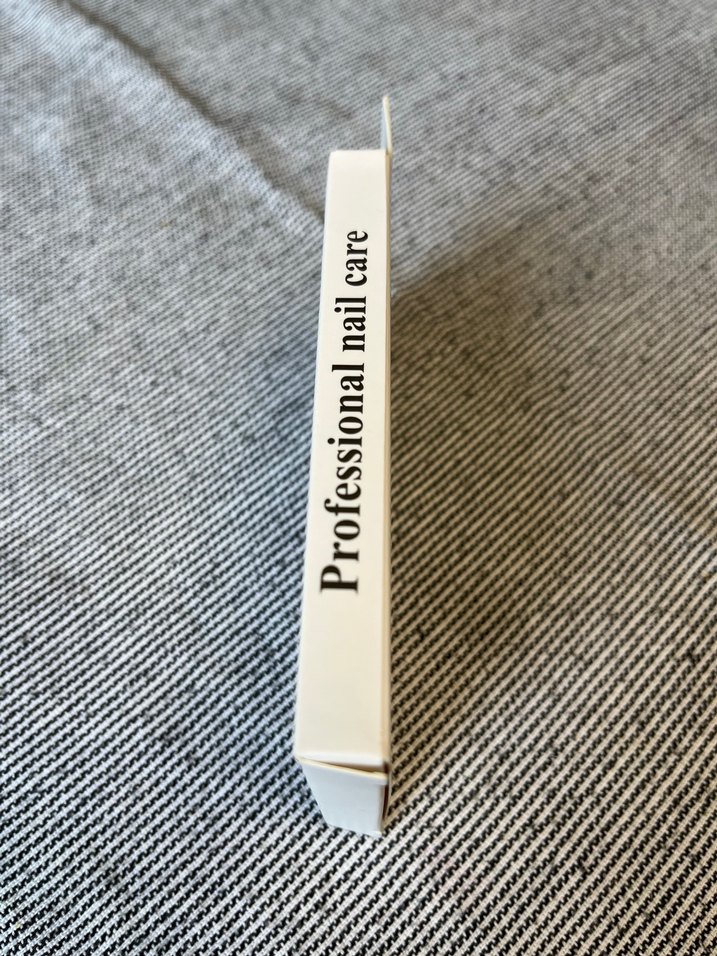 Beyaz ve renkli desenli tırnak süsleri - Görsel 3