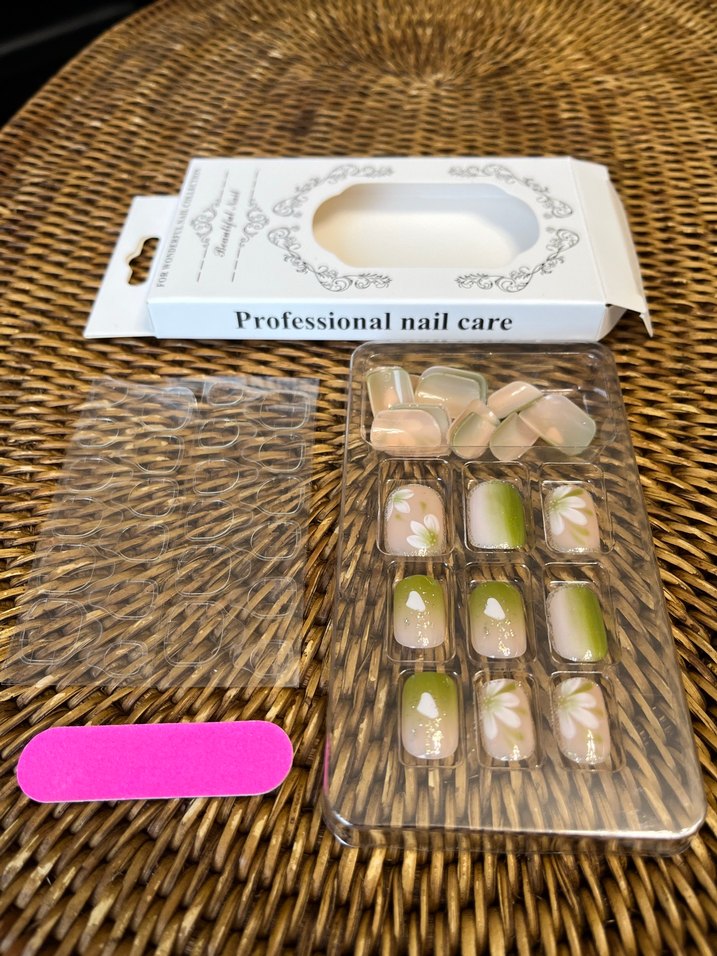 Pastel Beyaz Çiçekli Takma Tırnak Seti - Görsel 4