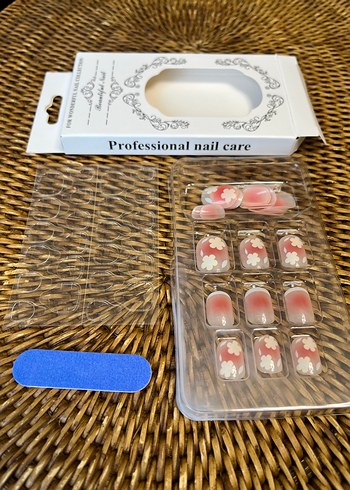 Çiçek Desenli Beyaz Tırnak Süsü - Görsel 4