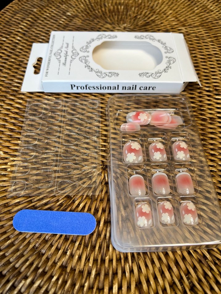 Çiçek Desenli Beyaz Tırnak Süsü - Görsel 4