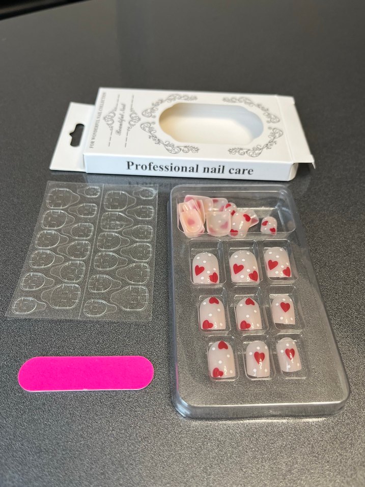 Kırmızı Kalp Desenli Beyaz Tırnak Süsü - Görsel 4