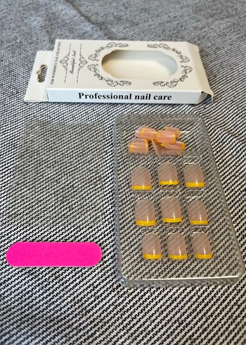 Beyaz Sarı Şeritli Takma Tırnak Seti - Görsel 4