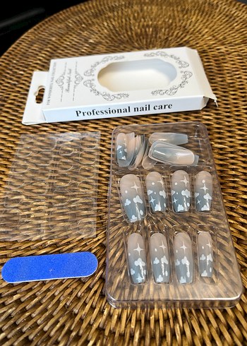 Kelebek Desenli Beyaz Tırnak Süsü - Görsel 4