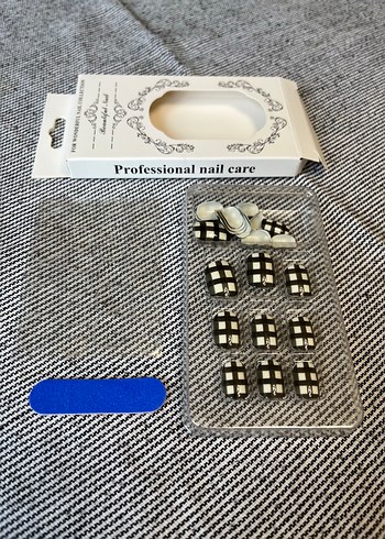 Beyaz ve Siyah Ekose Desenli Tırnak Süsü - Görsel 4