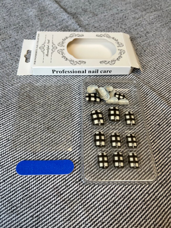 Beyaz ve Siyah Ekose Desenli Tırnak Süsü - Görsel 4
