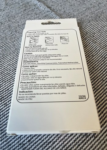 Beyaz Fiyonk ve Desenli Tırnak Süsleri - Görsel 2