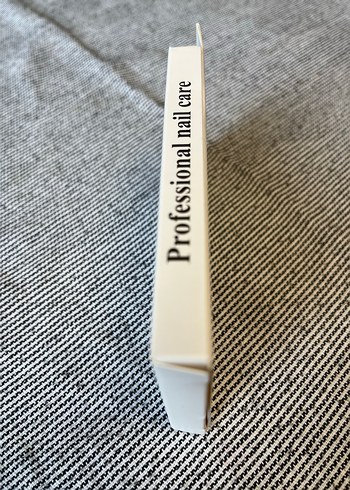 Beyaz Fiyonk ve Desenli Tırnak Süsleri - Görsel 3