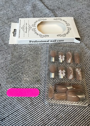 Beyaz Fiyonk ve Desenli Tırnak Süsleri - Görsel 4