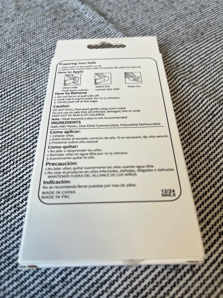 Beyaz Fiyonk ve Desenli Tırnak Süsleri - Görsel 2