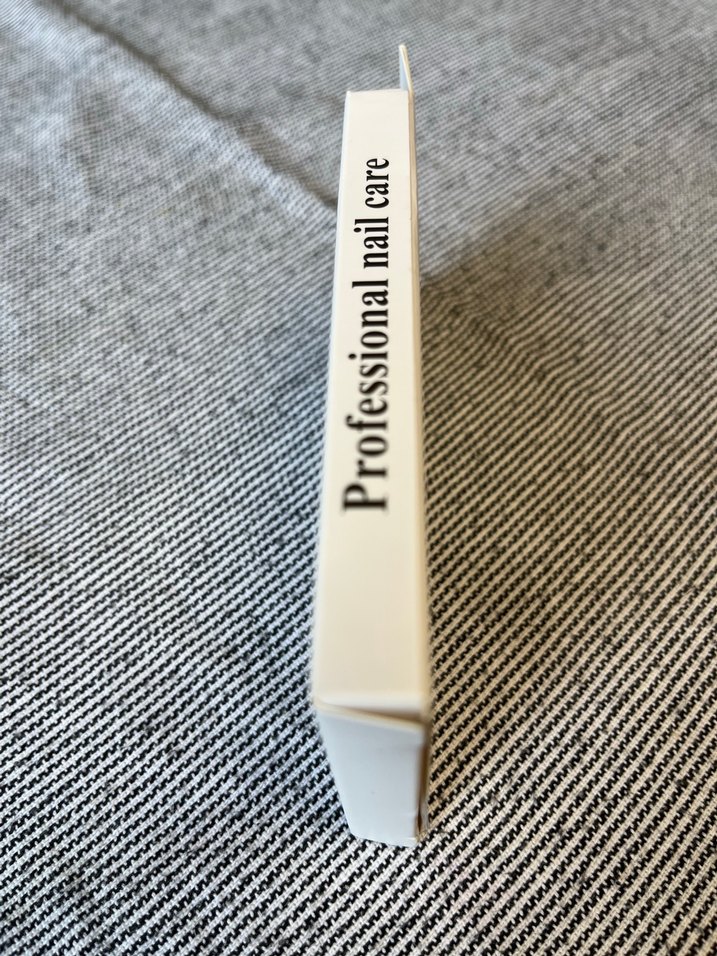 Beyaz Fiyonk ve Desenli Tırnak Süsleri - Görsel 3