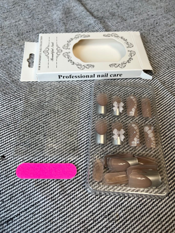 Beyaz Fiyonk ve Desenli Tırnak Süsleri - Görsel 4