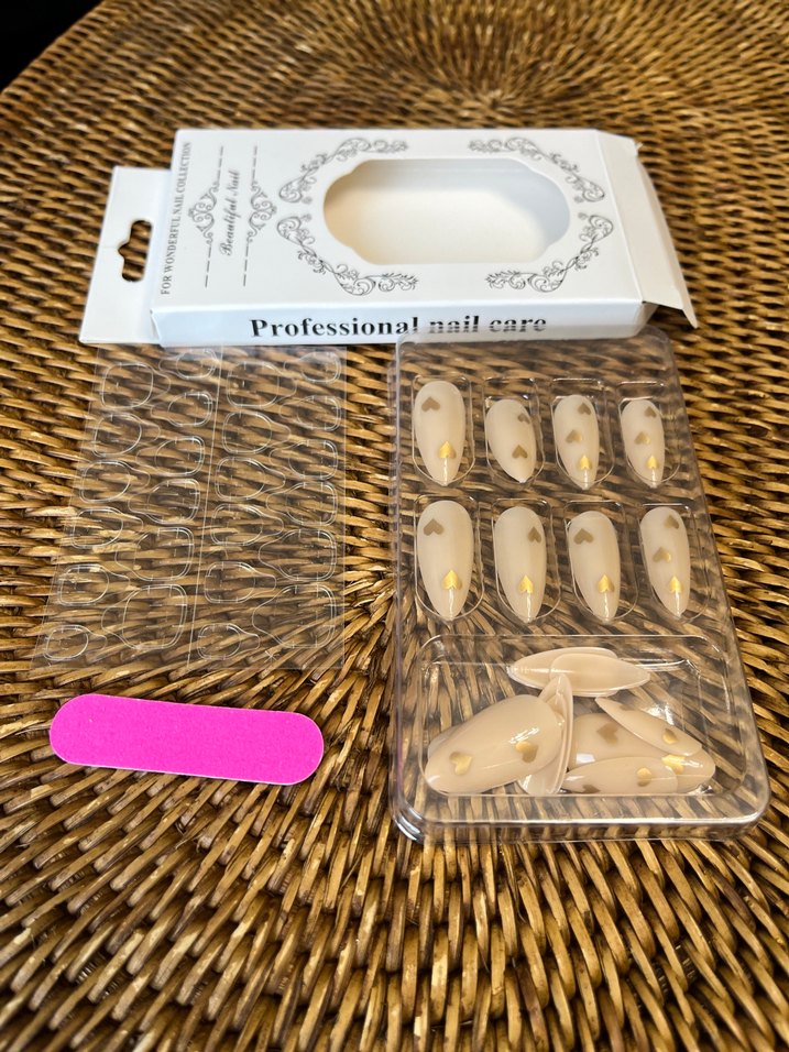 Bej Renkli Kalp Desenli Tırnak Süsleri - Görsel 4