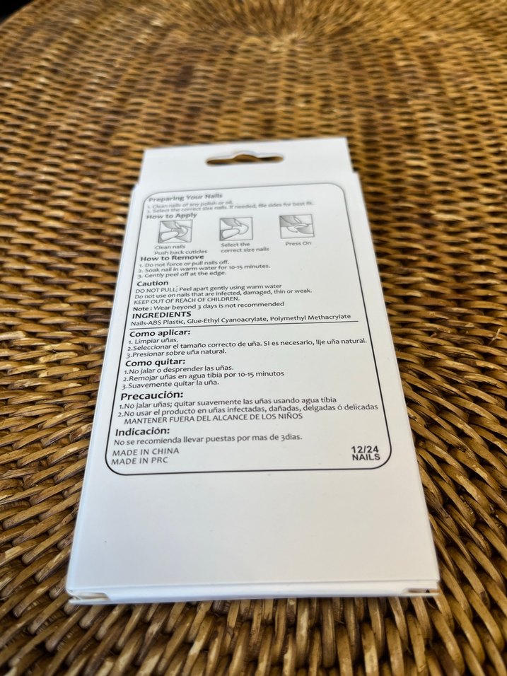 Bej Renkli Kalp Desenli Tırnak Süsleri - Görsel 2