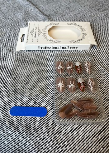 Beyaz Desenli Koyu Renk Tırnak Süsü - Görsel 4