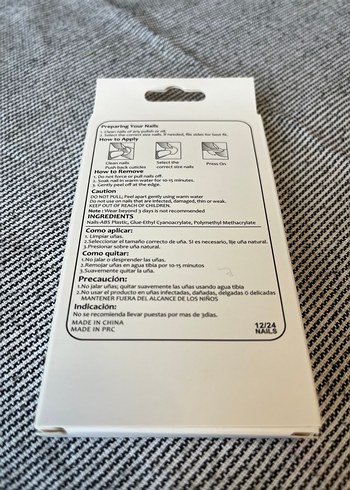 Beyaz Desenli Koyu Renk Tırnak Süsü - Görsel 2