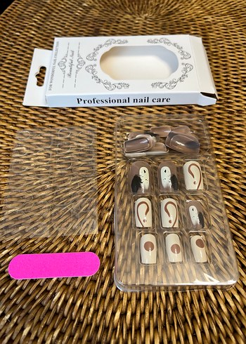 Bej Renkli Tasarımlı Tırnak Süsleri - Görsel 4