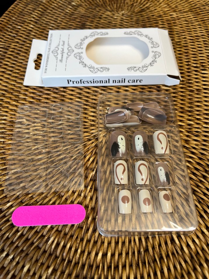 Bej Renkli Tasarımlı Tırnak Süsleri - Görsel 4