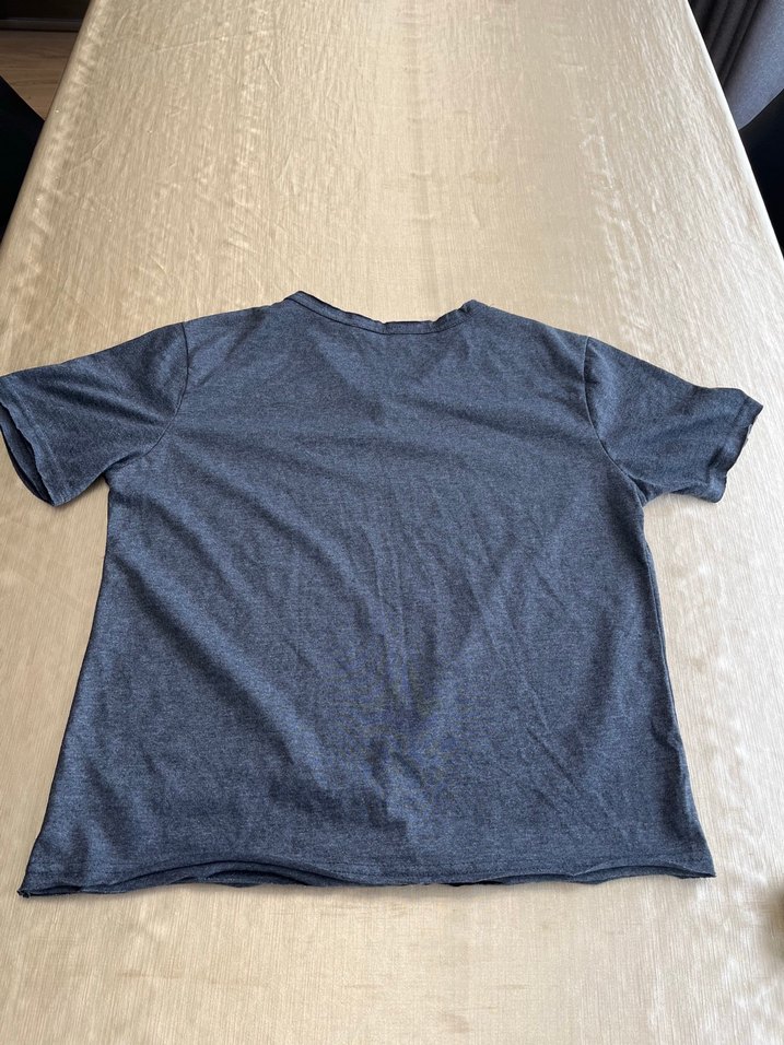 Gri V Yaka Kısa Kollu bayan Tişörtü - Görsel 5