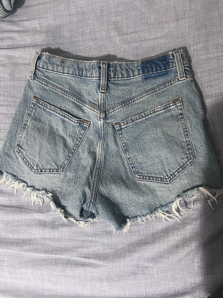 Yırtık Detaylı Mavi Kadın Mini Denim Şort - Görsel 3