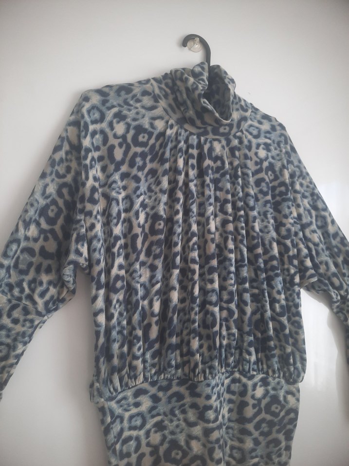 Gri Pileli Boğazlı Kadın Bluz - Görsel 3