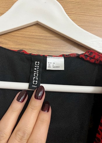 Kırmızı Dantel Detaylı Midi Yılan Derisi Elbise - Görsel 4