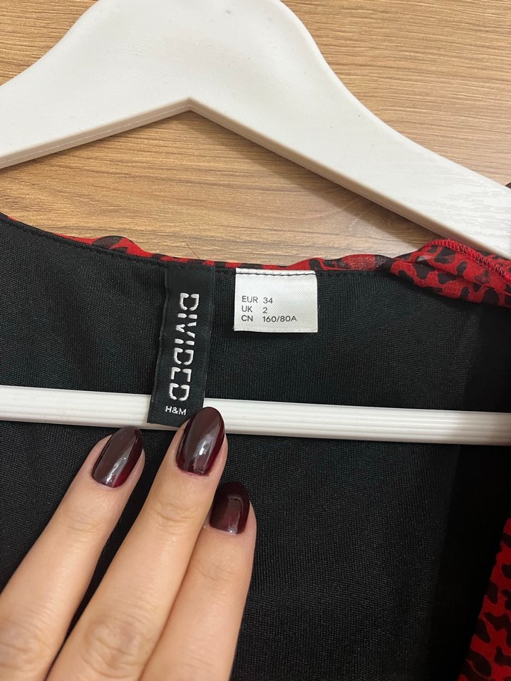 Kırmızı Dantel Detaylı Midi Yılan Derisi Elbise - Görsel 4