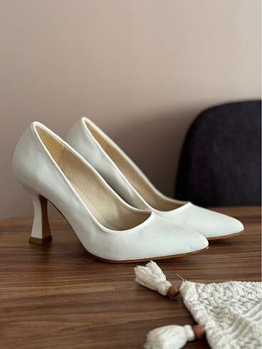 Beyaz kısa topuklu ayakkabı