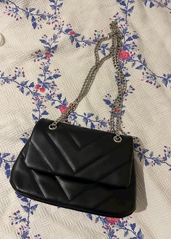 Bershka Zincir Detaylı Siyah Deri Kadın Çanta