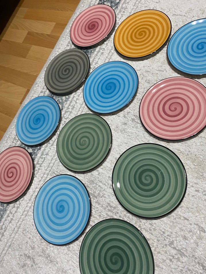 Çok Renkli Modern Noktalı Tabaklar - Görsel 2