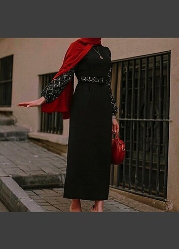 Kolları taş detaylı şık siyah elbise kemerli