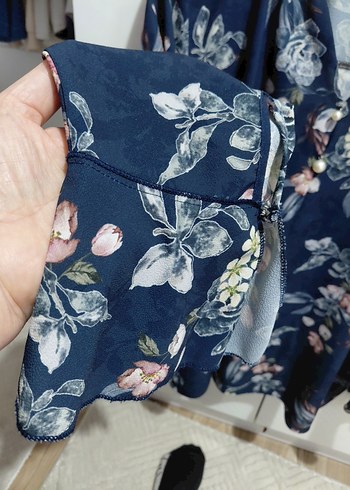 Gri Desenli V Yakalı Kadın Bluz - Görsel 3