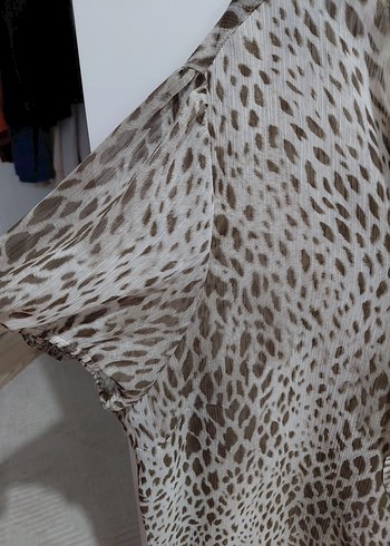 Düğmeli Leopar Desenli V Yaka Kadın Bluz - Görsel 3